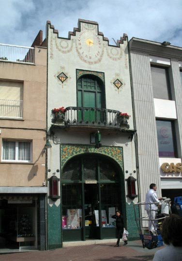 Hasta sencillos edificios como la farmacia Albinyana, llevan la impronta modernista. Guiarte.com. Copyright