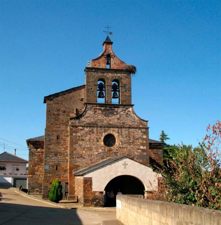 La iglesia de Sueros, situada al lado del río Tuerto. Imagen de Guiarte.com