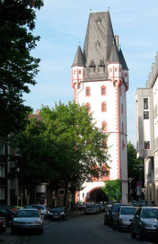 La Holz-turm, una de las torres de las defensas medievales, reconstruida tras lois bombardeos de la II Guerra Mundial, muy dañinos con la ciudad. Imagen de guiarte.com. Copyright.