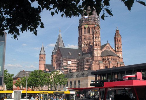 La mole catedralicia domina el ambiente de trasiegos, ante el Teatro y el monumento a Gutemberg. Imagen de guiarte.com. Copyright.