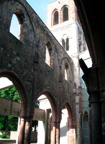 El templo de San Cristóbal, destruido en la II Guerra Mundial, sigue evocando el dolor y la ruina. Imagen de guiarte.com. Copyright.