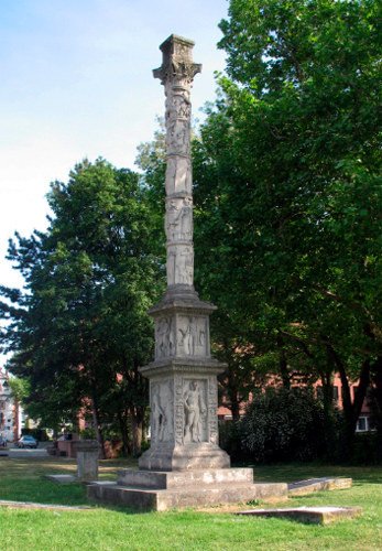 La columna de Júpiter, del siglo I, fue hallada totalmente destrozada; ahora se muestra una réplica en una zona verde de la ciudad. Imagen de guiarte.com. Copyright.