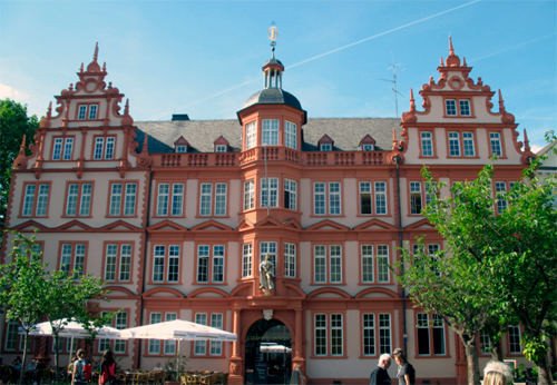 El excelente museo de Gutemberg se halla en esta coqueto edificio palaciego. Imagen de guiarte.com. Copyright.