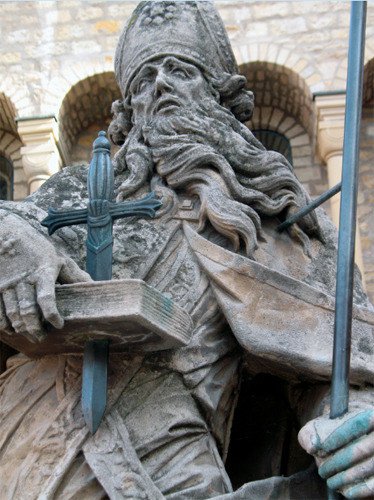 Estatua de san Bonifacio o Winfrido, llamado apóstol de Alemania, frente a la capilla de san Gotardo, en Maguncia. Originario de inglaterra, Bonifacio predicó en Germania y fue martirizado por un grup