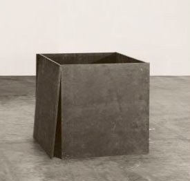 Richard Serra (San Francisco, California, 1939-) Castillo de naipes (House of Cards), 1969 . Plomo. Cuatro planchas, 155,8 x 155,8 x 3 cm cada una. Colección del artista. Foto: Serra Studio, Nueva Yor