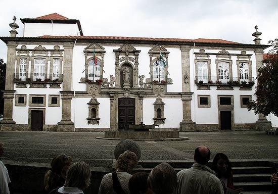 El magnífico edificio municipal, en el antiguo convento de Santa Clara. Guiarte.com. Copyright