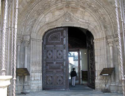 Románico y Gótico conviven en la portada de la catedral de Braga. Foto Guiarte Copyright