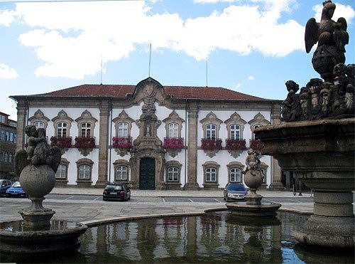 Sede municipal y fuente del Pelícano. Foto Guiarte Copyright