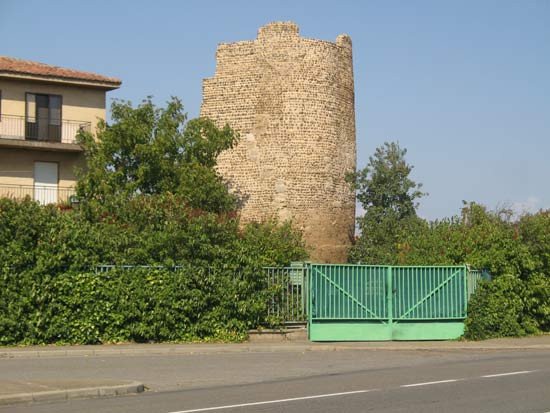 Una altiva torre emerge entre las casas de Mansilla. Guiarte.com
