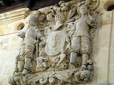 Escudo barroco de los hombrones, en la casa de los Villa. Imagen de guiarte.com
