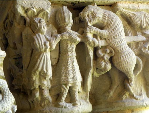 Detalle de uno de los capiteles románicos del claustro de la colegiata de Santa Juliana. Imagen de guiarte.com