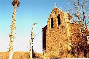 La iglesia de Fontoria, una de las más antiguas de la zona, se alza sobre un suave otero, al lado de la carretera de Pandorado. Fotografía de Raquel Alvarez
