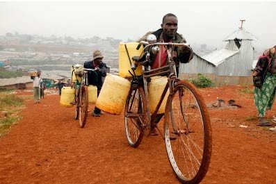 Hombres marchan en bicicleta a buscar bidones de agua. Nairobo, Kenia. Coppyright Martin Harvey/WWF/Cannon