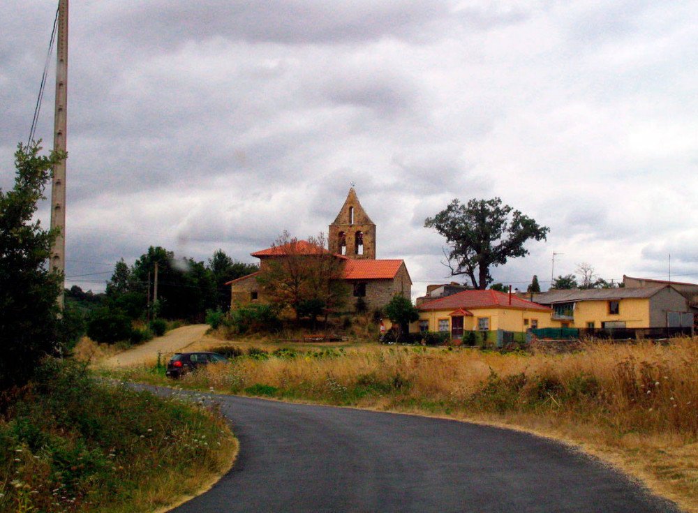 La iglesia de Benamarías y Vanidodes, dominando el otero. Guiarte.com