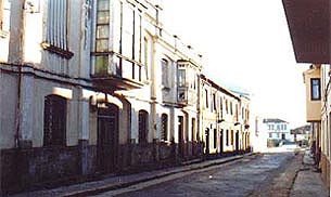 La calle principal de Vega de Magaz, urbanizada hace bastantes décadas, fue uno de los centros neurálgicos de la vida cepedana de mediados de este siglo, merced a sus entidades comerciales y fabriles.