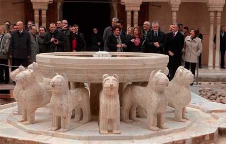 El presidente de Andalucia visita el Patio de los Leones, con motivo de la recuperación del sistema hidráulico. Imagen del  Patronato de la Alhambra y Gener
