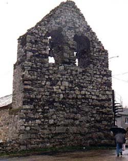 La vieja iglesia de ucedo es una maciza mole de un románico rural.