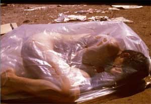 Regina Galindo. No perdemos nada con nacer, 2000. Metida en una bolsa de plástico transparente, como un despojo humano y colocada en el basurero municipal de Guatemala