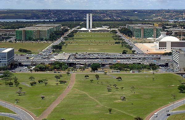 Imagen del Eixo Monumental de Brasilia, donde se concentra la mayoría de los monumentos y edificios de interés.