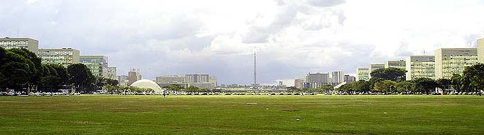 La Explanada de los Ministerios, parte del denominado Eje Monumental de Brasilia. Al fondo se puede ver la construcción vertical de la Torre de Telecomunicaciones.
