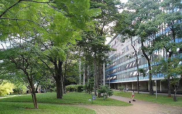 Zona residencial en el Asa Sul de Brasilia, unos barrios muy habitables, con abundante vegetación y edificios de buen aspecto, aunque con un poco de aire soviétic