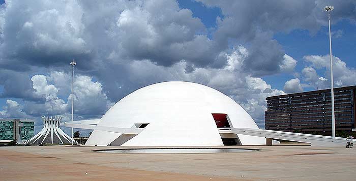 Los edificios modernistas, del arquitecto Niemeyer, son la tarjeta de visita de Brasilia. Aquí vemos el Museo Nacional con la Catedral de la ciudad en el fondo.