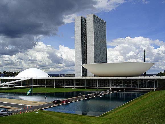 Vista del Palacio de Congreso, donde se aprecian sus altas torres y el contraste con las estructuras cupulares.
