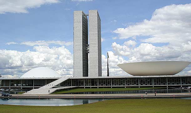 Otra toma del Palacio de Congreso de Brasilia. Se puede ver una pasarela que comunica ambas torres.