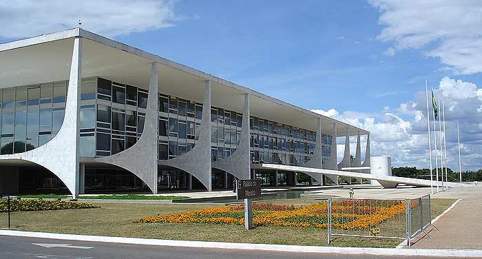 Palacio de Planalto, con las líneas modernistas características de la arquitectura de Brasilia, obra de Niemeyer.