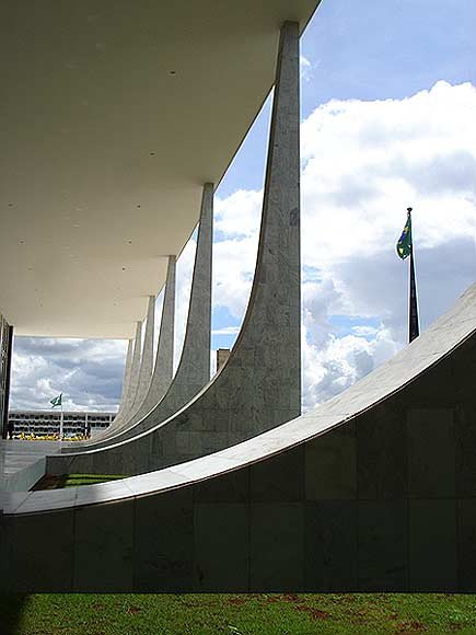 Detalle de las líneas curvadas de las columnas del Palacio de Justicia, características de los edificios de Niemeyer.