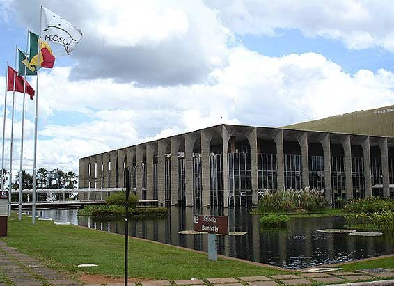Fachada principal del Palacio de Itamaraty, Ministerio de Relaciones Exteriores, en Brasilia.