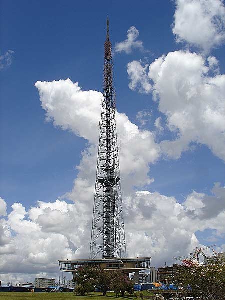 Torre de Telecomunicaciones, en este caso vista desde un poco más lejos y donde se puede apreciar la plataforma a la que se puede subir, a media altura de la torre.