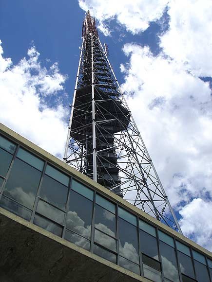 Torre de Telecomunicaciones de Brasilia, destacada sobre un cielo parcialmente nublado.