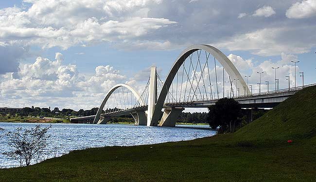 Puente Juscelino Kubitschek o puente JK, con sus arcos asimétricos, desde la orilla del lago Paranoá.