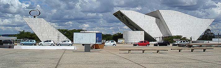 Panteón de la Patria y de la Libertad Tancredo Neves, con forma de paloma idealizada por el arquitecto Oscar Niemeyer.