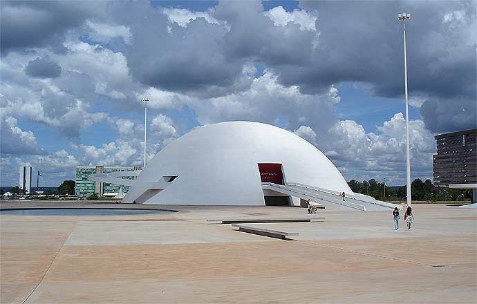 Foto del Museo Nacional de Brasilia, de líneas modernistas.