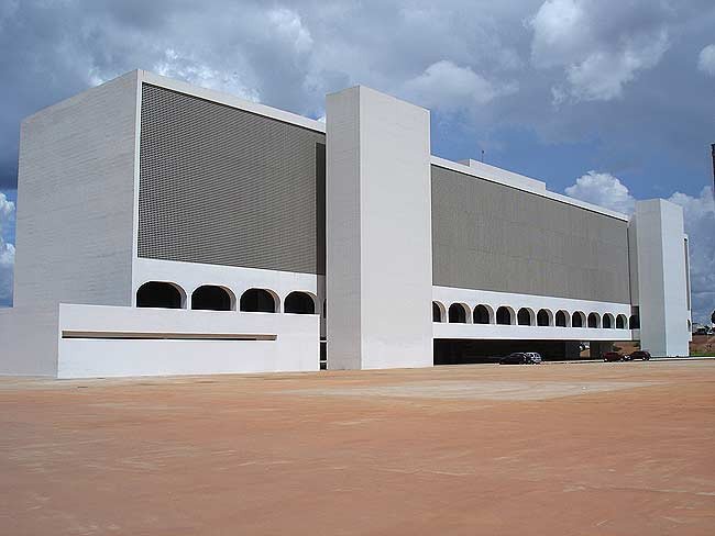 Edificio de la Biblioteca Nacional de Brasilia, que es tan perfecto y con diseño tan limpio que en la foto parece tan sólo una maqueta.