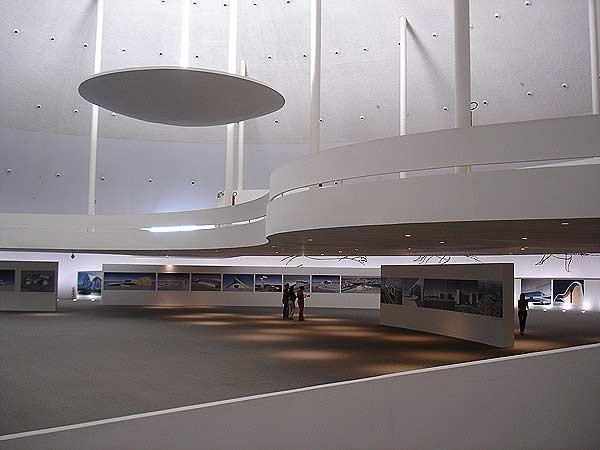 Interior del Museo Nacional, donde está expuesta una colección de fotografías y otros elementos de la obra del arquitecto Oscar Niemeyer.