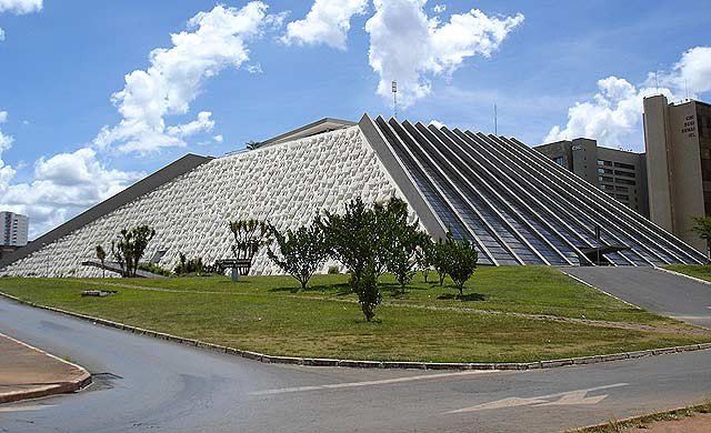 Edificio del Teatro Nacional de Brasilia, obra de Oscar Niemeyer.