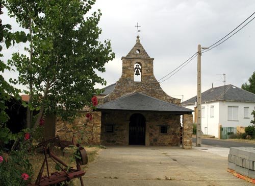 Sencilla, pero bella, es esta ermita de Zacos, que se halla a la entrada de la población.