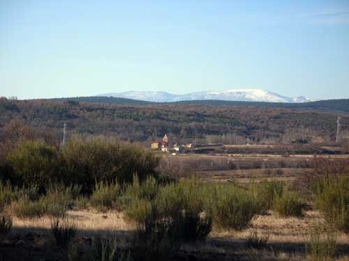 Iglesia común para los pueblos de Benamarías y Vanidodes, en medio del paisaje