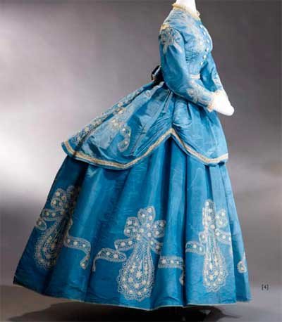  Confección europea |Vestido de calle estilo Segundo Imperio| c 1867 | Cuerpo emballenado, falda y sobre falda de muaré sobre faya de seda. Bordados en punto de cadena