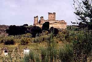 Cerca de Aldea del Cano se halla el castillo Garabato. Foto guiarte.