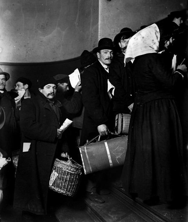 Inmigrantes desembarcando en Ellis Island. Lewis Hine. (1904-1909, 1926)