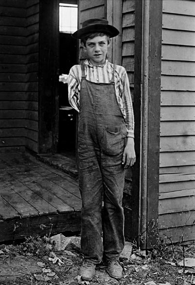 Niño que perdió un brazo manejando una sierra en una fábrica de cajas. Lewis Hine. 1909