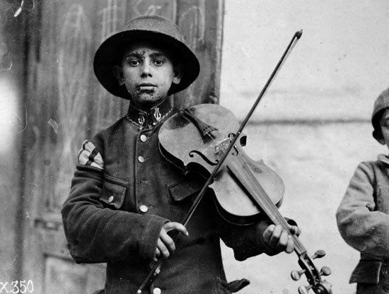 Belgrado, violinista navideño. Lewis Hine. 1918.