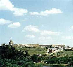 Galisteo, en el alto del cerro, con su hermosa muralla. Foto guiarte