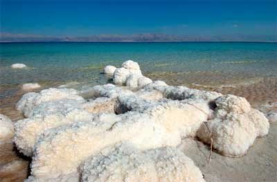 El Mar Muerto adquiere inusitada belleza con sus formaciones salinas. Turismo de Israel