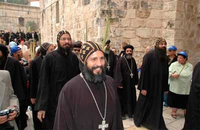 Jerusalén. Historia y religión. Grupo copto en el entorno del Santo Sepulcro. Turismo de Israel