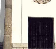 Miliario romano en una columna del frontal de la iglesia local de Carcaboso. Foto guiarte.Copyright